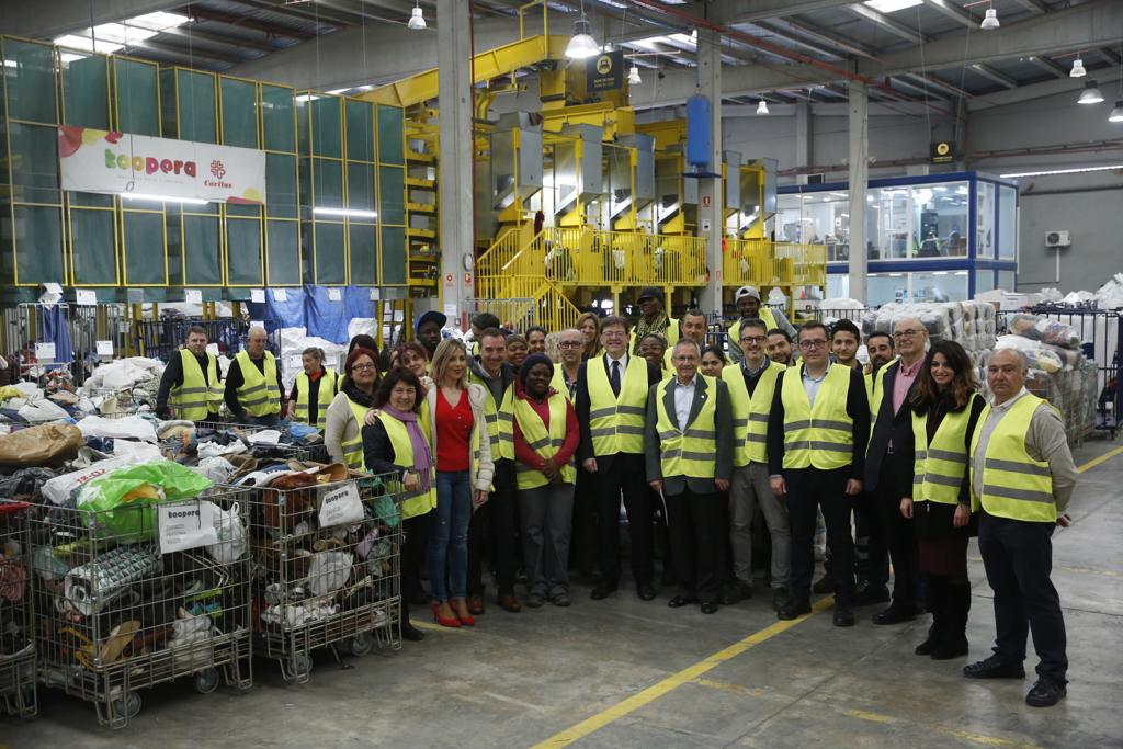 En este momento estás viendo Ximo Puig visita la planta de tratamiento textil Koopera Mediterránea en Riba-roja del Túria