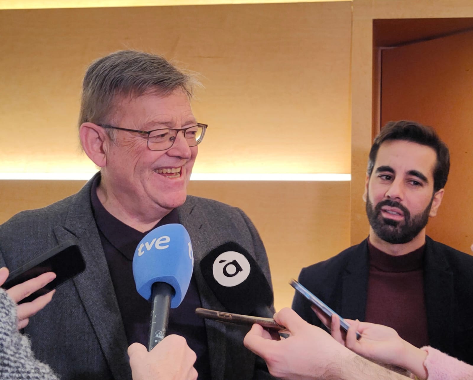 En este momento estás viendo Ximo Puig afea a Mazón que “congele Les Corts por irse de vacaciones”: “Ante su inacción los y las socialistas ponemos en marcha una estrategia para sacar adelante acciones que mejoren la vida de los ciudadanos”