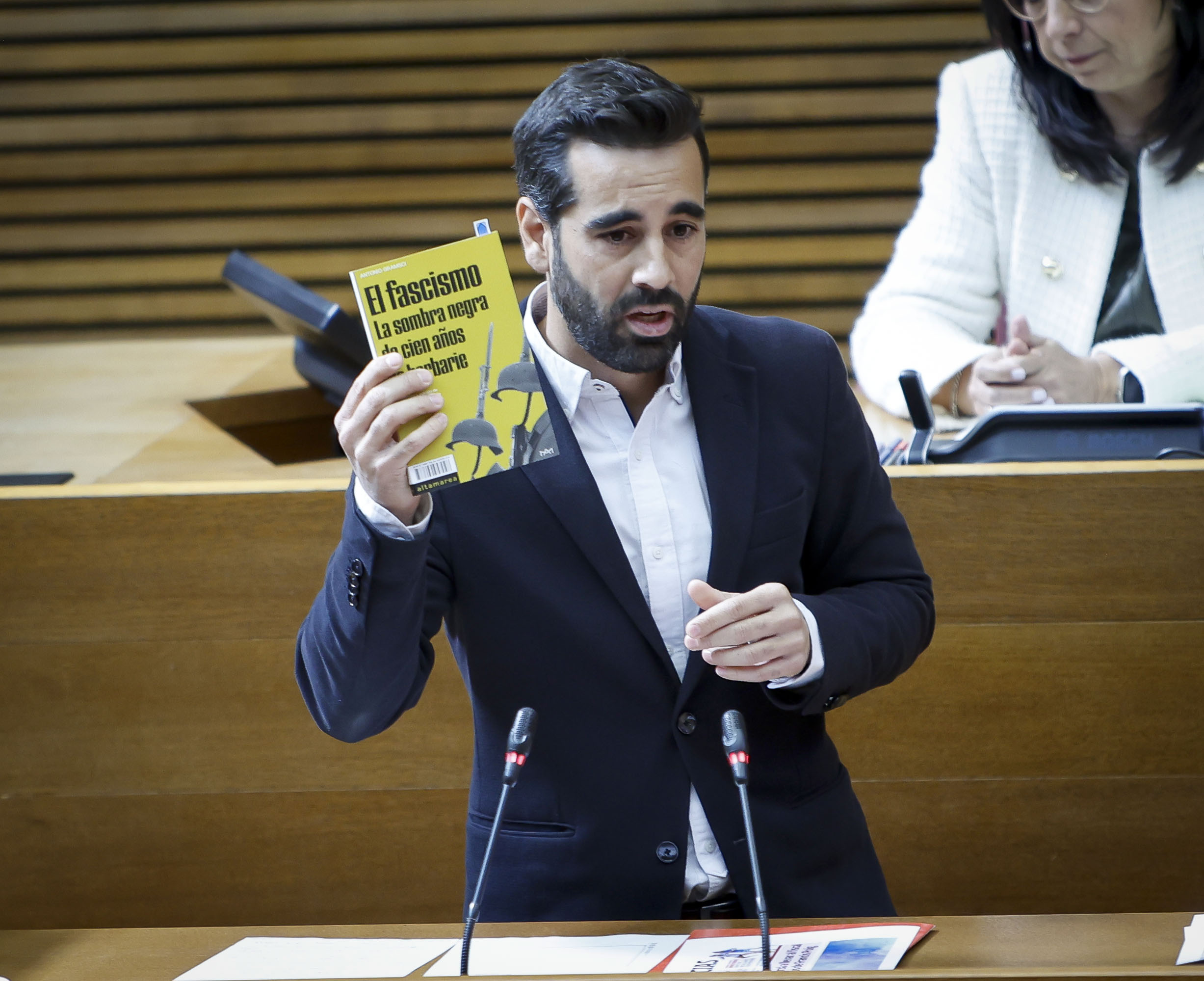 You are currently viewing Muñoz enlletgeix a Mazón “el seu cinisme i amoralitat” i lamenta que “en només 10 mesos haja aconseguit situar a la Comunitat Valenciana en el mapa europeu on ara es parla de la seua llei d’emblanquiment del franquisme”