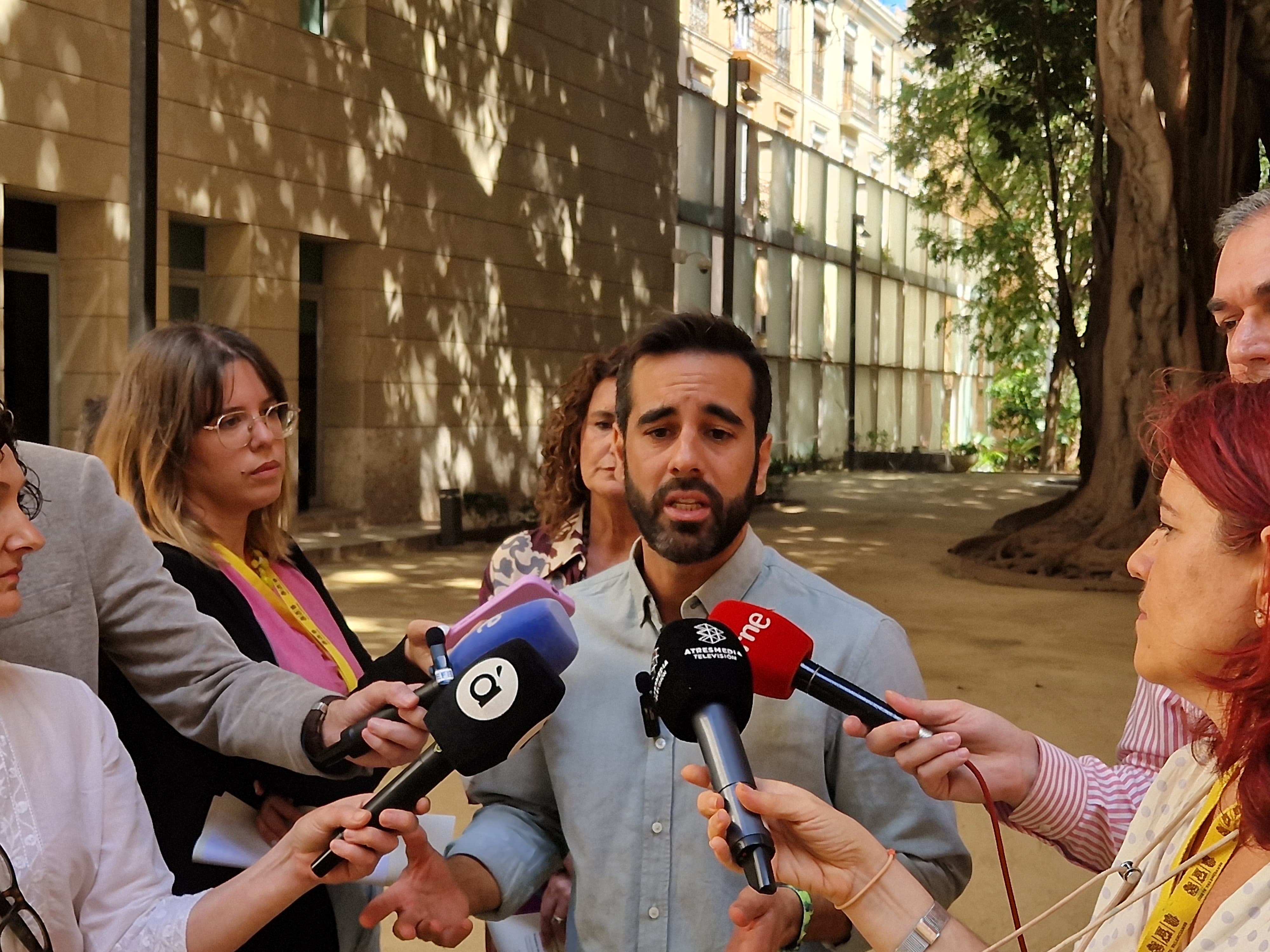 En este momento estás viendo El PSPV-PSOE apunta a las puertas giratorias de Mazón “para buscarse un futuro profesional”: “Le perdona a las nucleares 28 millones de euros y pacta con VOX ayudas extra por valor de 100.000 euros”