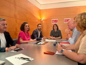 La secretaria general del PSPV-PSOE, Diana Morant, reunida con el GPSOC.