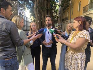 Atención a medios en Les Corts de Jose Muñoz y Rosa Peris
