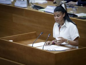 Yaissel Sánchez durant el ple de les Corts Valencianes
